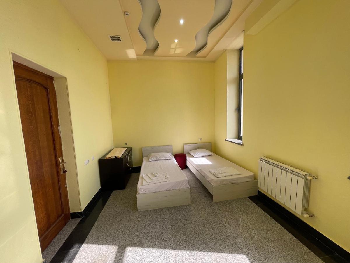 Joy Hotel Apartament 耶烈万 外观 照片