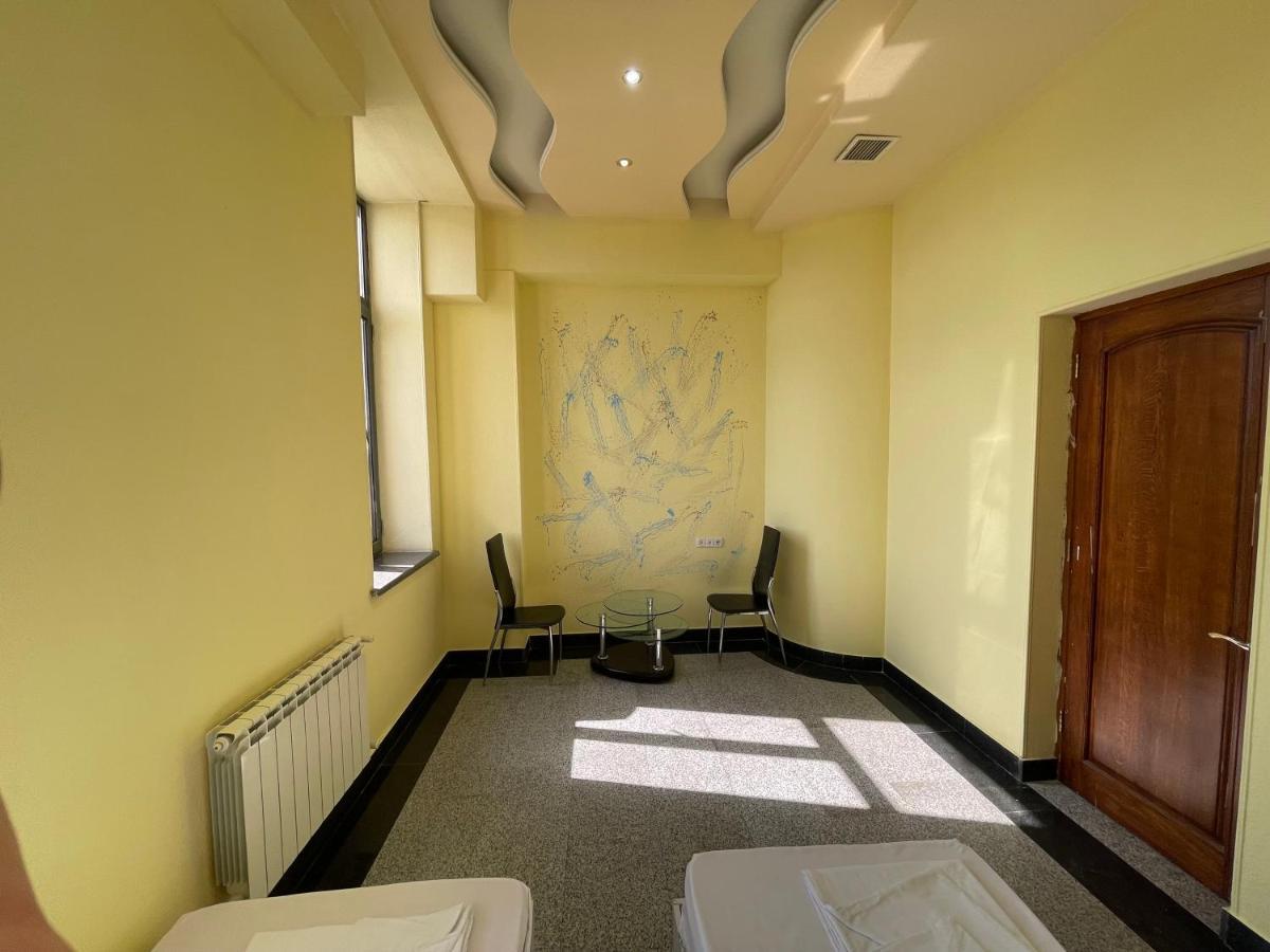 Joy Hotel Apartament 耶烈万 外观 照片