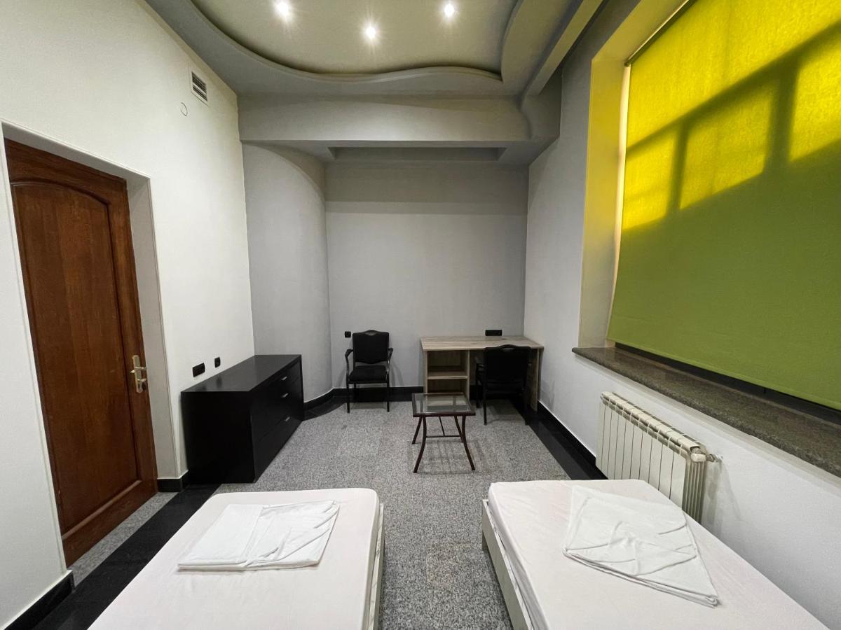 Joy Hotel Apartament 耶烈万 外观 照片