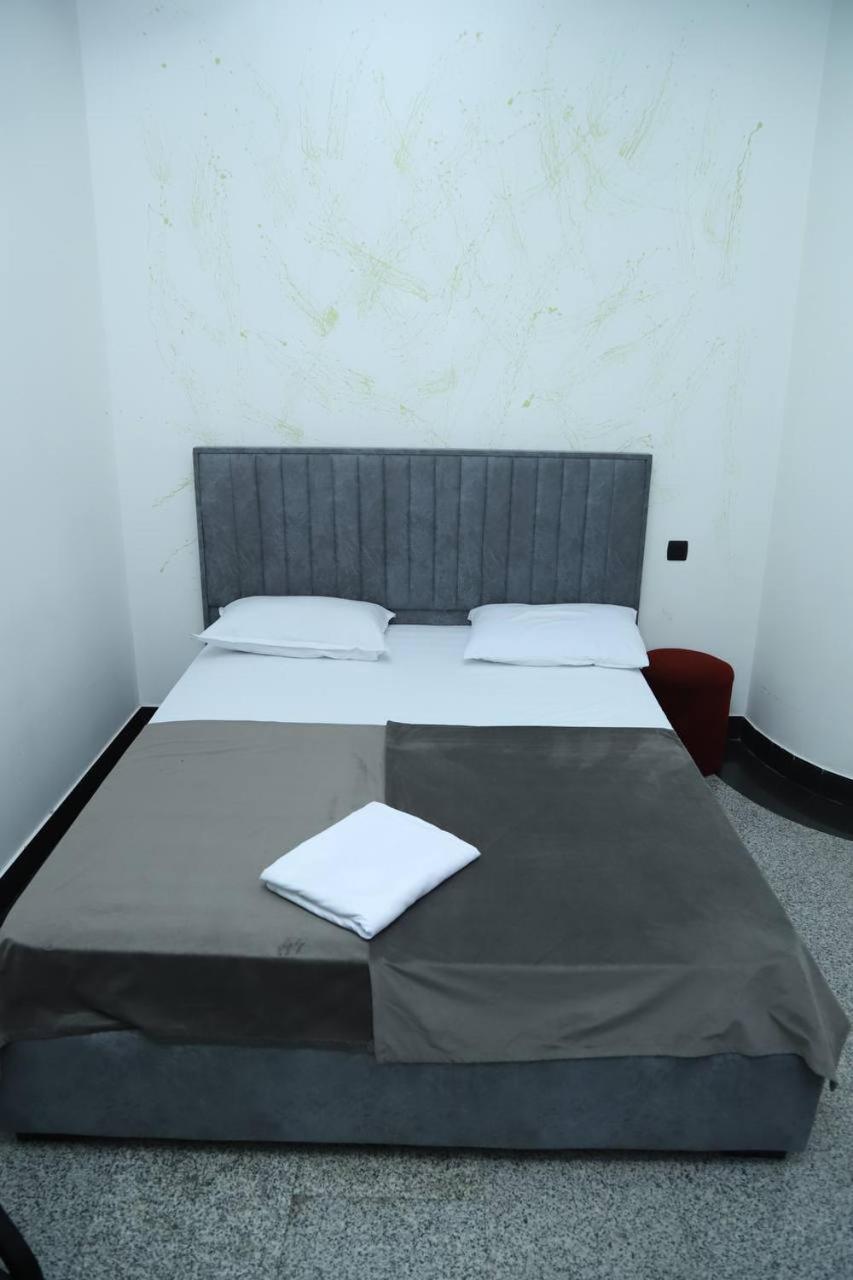 Joy Hotel Apartament 耶烈万 外观 照片
